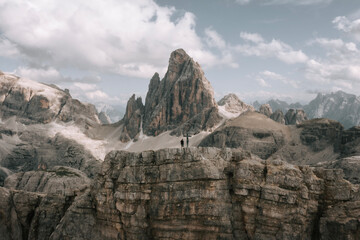 Blick auf den Einserkofel (Cima Una), die Oberbacherspitze und den Zwölferkofel (Croda dei Toni) in den Dolomiten. Drohnenblick über die Dolomiten, Südtirol 3