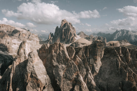 Blick auf den Einserkofel (Cima Una), die Oberbacherspitze und den Zwölferkofel (Croda dei Toni) in den Dolomiten. Drohnenblick über die Dolomiten, Südtirol