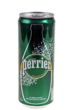 Canette de Perrier en gros plan sur fond blanc