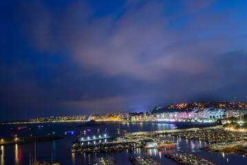 Vista panorámica de la ciudad de Blanes en la Costa Brava al atardecer, Girona, Cataluña, España, atardecer, crepúsculo, vacaciones, turismo, 