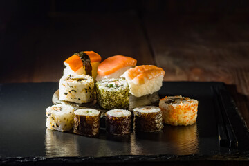 sushi na kamiennym talerzu