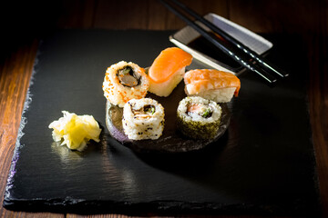 sushi na kamiennym talerzu