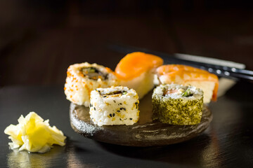 sushi na kamiennym talerzu