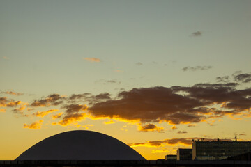 Fototapeta na wymiar O pôr-do-sol no Congresso Nacional em Brasílila. Congresso Nacional num fim de tarde com céu em tons dourados.