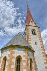 Heiligenblut, Filialkirche, Pockhorn, Kirche, abgelegen, Gotik, Spätgotik, spätgotisch, Heiligenbluter Talstufe, Möllufer, Wiese, Friedhof, aufgelassen, Mittelalter, Turm, Kirchturm, Sockel, Serpentin