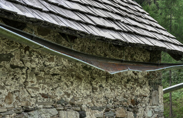 Kirche, Heiligenblut, Pockhorn, Dachrinne, Eisen, verbogen, herunterhängen, rostig, verrostet, ohne Funktion, funktionslos, Metall, Holz, Dach, Schindeldach, alt, verwittert, Filialkirche, Architektur