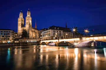 Fototapeta na wymiar Münsterbrücke über die Limmat in Zürich am Abend