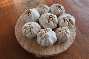 some garlic in a wooden tray