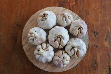 some garlic in a wooden tray