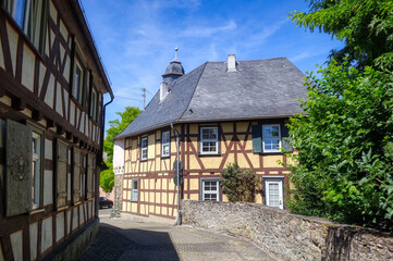 Fototapeta na wymiar Straße und historische Fachwerkhäusern in der Altstadt von Runkel an der Lahn