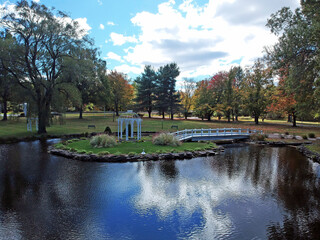 Obraz premium wedding gazebo with reflections in the water