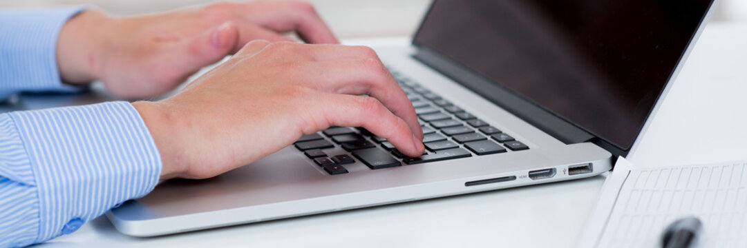 tippen auf der Notebook Tastatur