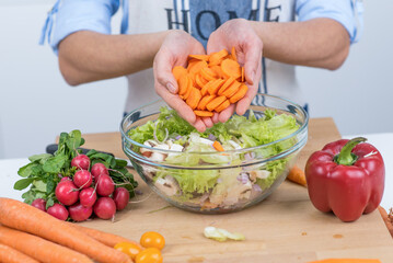 Salat mit Möhren wird zubereitet