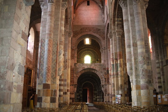 La basilique Saint Julien, basilique romane, intérieur de la basilique, ville de Brioude, département de la Haute Loire, France
