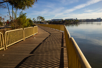 O píer de madeira sobre o Lago Paranoá, em um dia ensolarado com céu claro, na cidade de Brasília.