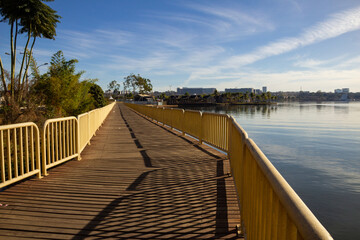 O píer de madeira sobre o Lago Paranoá, em um dia ensolarado com céu claro, na cidade de Brasília.