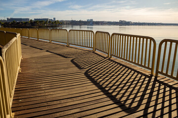 O píer de madeira sobre o Lago Paranoá, em um dia ensolarado com céu claro, na cidade de...