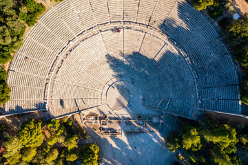 Stanowisko archeologiczne - sanktuarium Asklepiosa, Amfiteatr, Epidaurus, Grecja. Widok z drona. - obrazy, fototapety, plakaty