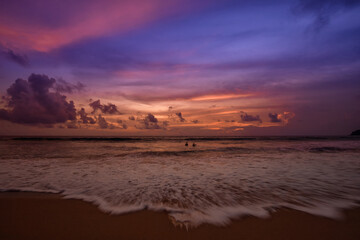 Krajobraz morski. Kolorowe niebo z zachwycającym zachodem słońca w Tajlandii.
