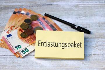 Das Wort Entlastungspaket mit Euro Geldscheinen - obrazy, fototapety, plakaty