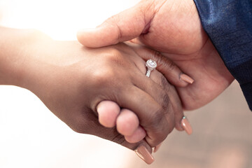 mano de esposos recién casados con anillos