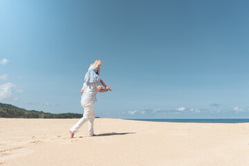 Fototapeta na wymiar Padre e hija corriendo en playa del Caribe