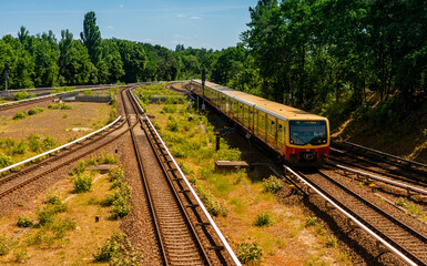 Fototapeta premium Bahnsteige und Gleise am S-Bahnhof Olympiastadion, Berlin