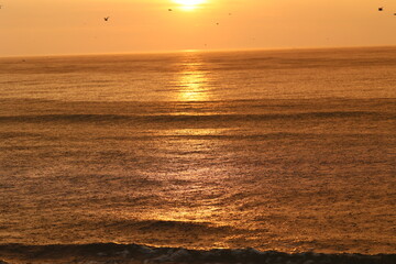 Piękny zachód słońca latem nad morzem w czasie upałów.