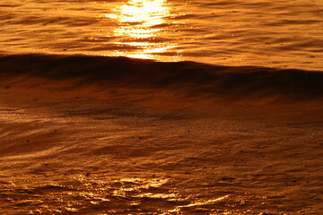 Piękny zachód słońca latem nad morzem w czasie upałów. - obrazy, fototapety, plakaty