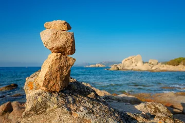 Foto auf Acrylglas Palombaggia Strand, Korsika Blick auf Steinhaufen am Strand von Palombaggia