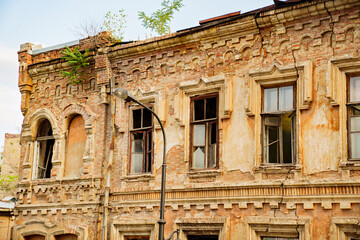 Fototapeta na wymiar ruins. broken glass in windows of an old ruined building.