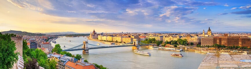 Stadtsommerlandschaft, Panorama, Banner - Draufsicht auf das historische Zentrum von Budapest mit der Donau, in Ungarn