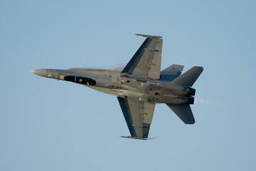 Avión de combate con estelas F-18