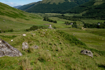 Fototapeta na wymiar View of Inverlochlarig and beautiful lush green summer mountainous landscape in the Scottish Trossachs National Park.