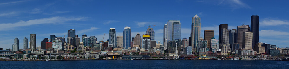 Fototapeta na wymiar Seattle, Washington waterfront and skyline cityscape panorama