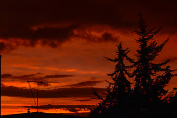 Fototapeta premium entre mas nubes tengas en el cielo, mas colorido será tu atardecer