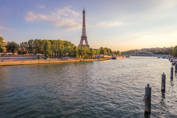 Eiffel tower view from Seine river in trocadero Paris, France - obrazy, fototapety, plakaty