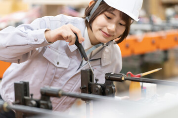工場で働く女性