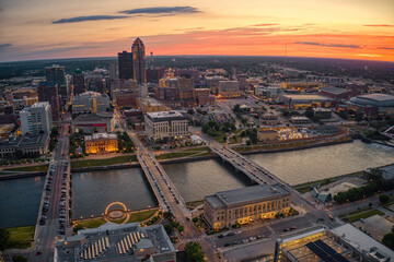 Obraz premium Aerial View of the Des Moine, Iowa Skyline at Sunset