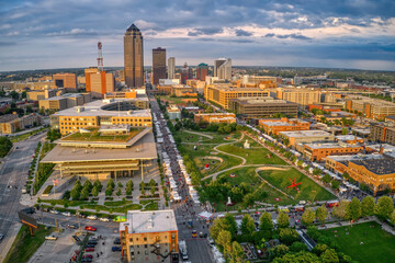 Obraz premium Aerial View of the Des Moine, Iowa Skyline facing West