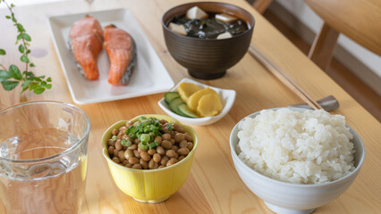 日本の食卓・白米と味噌汁とおかず
