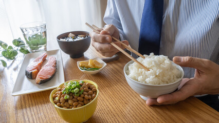 和食を食べるビジネスマン