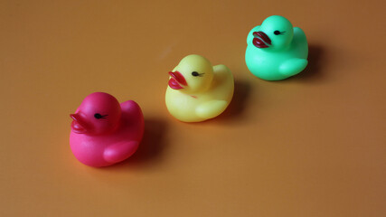 Patitos de hule, rojo, amarillo y verde