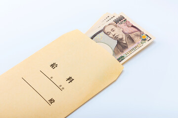 お金の入った給料袋（お給料イメージ）