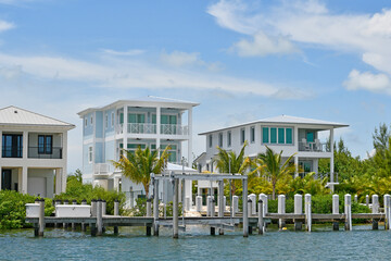 Modern homes along the waterfront at Marathon in the Florida Keys, Florida, USA. Popular tropical paradise vacation destination. - obrazy, fototapety, plakaty