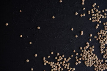 fondo negro con granos de lenteja cruda