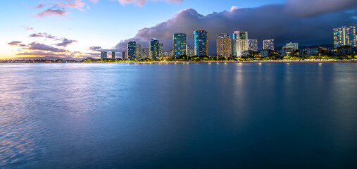 Obraz na płótnie Canvas Sunset at Waikiki Beach on Oahu Hawaii
