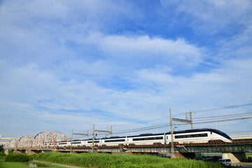 鉄橋を走る京成スカイライナー