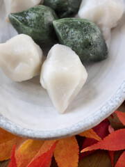 한국전통음식 송편과 단풍잎, 떡