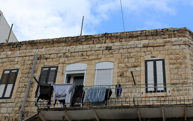 Outside the window, laundry is being dried on a rope on the facade of the building.